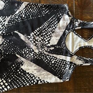 Lululemon women’s tank. Size 6. New without tags.